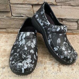 Crocs Gray Floral Closed Clog Neria Pro II Nursing Professional Black Slip On: 6